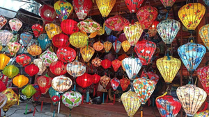 Farol colgante de seda, decoración elegante hecha a mano con tela de seda de alta calidad para eventos culturales y decoración del hogar, de Vietnam. - Product Image 3