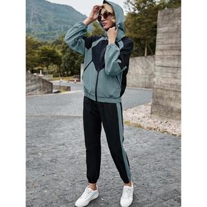 Conjunto Deportivo Personalizado para Mujer con Bloques de Color, Chaqueta con Cierre y Pantalones Jogger, Ropa Deportiva Casual Trackstar OEM Marca Privada - Product Image 4