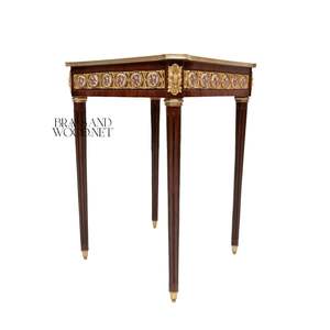 Table d'appoint carrée de luxe avec marqueterie géométrique complexe, médaillons en porcelaine peints à la main et décor palais en laiton doré - Product Image 3