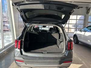 2024 pour Sorento S AWD SUV Automatique Conduite à gauche Intérieur foncé Sièges en cuir Pneus R19 7 places Toit ouvrant - Product Image 3