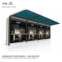 Abri de bus avec fonctions de haute visibilité et de sécurité et boîtes lumineuses publicitaires améliorées