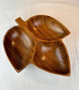 Bandeja de Servir Ecológica de Madera de Acacia con Diseño de Hojas de 4 Secciones para Fiestas y Catering - Product Image 1