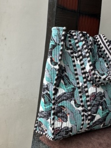 Bolso de mano de Playa Grande bohemio de alta calidad para mujer, bolso de compras reutilizable acolchado de algodón con estampado de hojas hecho a mano, logotipo de Material tejido - Product Image 2