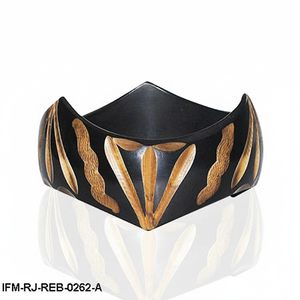 Bracelet en résine noire peint à la main, bracelet statement bohème à bord ondulé pour femme - Product Image 3