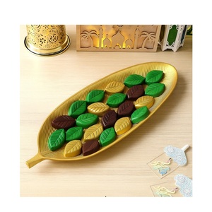 Plateau de service décoratif en métal parfait pour les chocolats avec une finition élégante pour améliorer vos présentations festives et luxueuses - Product Image 1