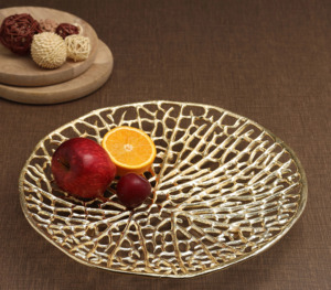 Bandeja de servicio de metal de hoja decorativa de lujo, plato chapado en oro en diseño moderno, plato de fruta usado para Cocina - Product Image 1