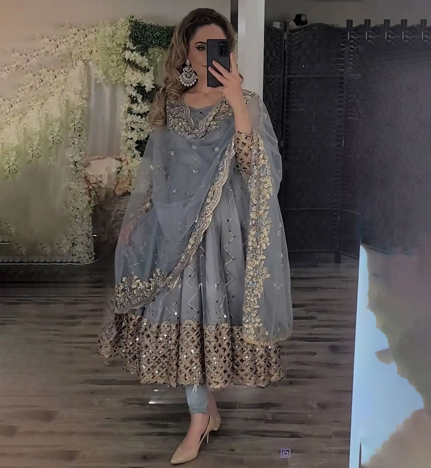 Bestseller Georgette Anarkali Langes Kleid im traditionellen indischen Stil mit Designer Dupatta für Frauen Party Wear Schönes Kleid