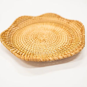 Plato decorativo de ratán con artesanía tradicional, perfecto para interiores de casas de campo rústicas, elegantes áreas de comedor y salones - Product Image 1