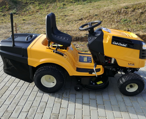Tracteur de pelouse compact Cub Cadet LT2 NR92 avec ramassage d'herbe pour pelouses résidentielles et entretien des jardins - Product Image 2
