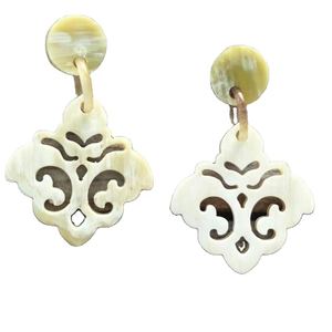 Boucles d'oreilles élégantes et légères en corne de vache de buffle pour femmes, bijoux chrétiens faits à la main, cadeau d'anniversaire parfait en forme de papillon - Product Image 2