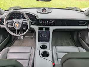 Porsche Taycan berline 2023, propulsion arrière, couple de 400-500 Nm, 300-400 ch, transmission automatique, toit ouvrant panoramique, sièges en cuir - Product Image 3