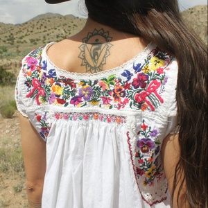 Robe décontractée antique du Rajasthan brodée à la main, 100 % coton, coupe trapèze, longueur genou, été, superbe broderie florale détaillée - Product Image 1