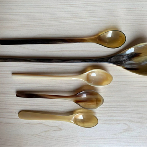 Cuillère en corne de buffle naturelle, fabriquée à la main et polie, parfaite pour servir des épices, des condiments ou pour une utilisation décorative sur la table, de haute qualité - Product Image 1