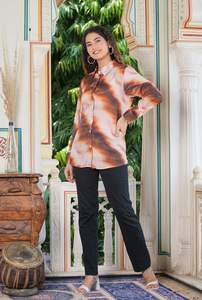 Chemise moderne pour femme en polyester, imprimé tie-dye, style asymétrique, multicolore, manches longues et col chemise, pour un usage décontracté. - Product Image 2