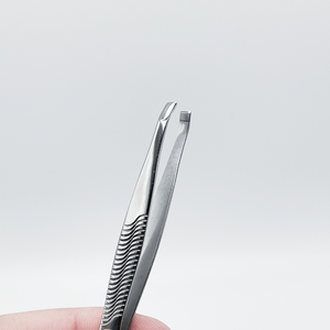 Pinzas para cejas pulidas con punta inclinada de diseño personalizado de Color personalizado de acero inoxidable de alta calidad - Product Image 6