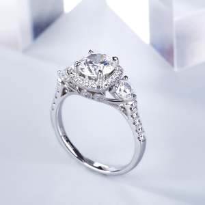 Bague de fiançailles Jeulia en argent sterling plaqué rhodium avec trois pierres halo à taille ronde - Product Image 4