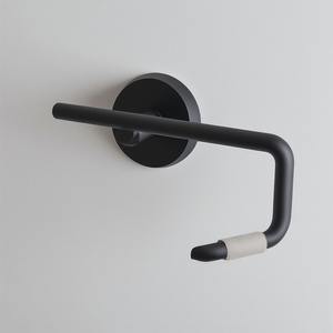 Soporte de papel higiénico de metal elegante con superficie plateada artesanal Diseñado para interiores decorativos y funcionales - Product Image 2