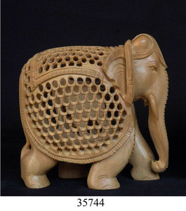 Sculpture en bois sculptée à la main d'un éléphant, Inde - Product Image 5
