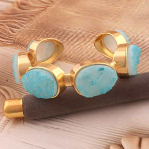 Bracelet ajustable en laiton massif plaqué or 18 carats avec agate bleu ciel cristalline et druzy de sucre, manchette ouverte tendance, vente en gros - Product Image 2
