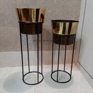 Jardinière en métal plaqué or de haute qualité à double ombrage la plus vendue avec support de créateur enduit de poudre de couleur noire décor de maison et de jardin - Product Image 1