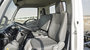 Excellente opportunité d'investissement 2024 HINO 300 3711 SC Châssis Diesel 4.0D Volant à gauche Sièges en tissu Intérieur clair BLANC - Product Image 2