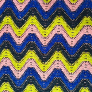 Tela tejida de estilo zigzag Multicolor Premium de tacto suave para niños y niñas Diseño personalizado Material de bolsa de peso pesado - Product Image 1