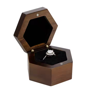 Crescent Crafts Boîte à bagues carrée en bois avec logo personnalisé Coffret cadeau de luxe pour bagues mini-bague de boxe Boîte de rangement pour bijoux de mariage - Product Image 1