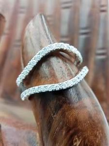 Lujoso anillo de diamante de moissanita de plata 925 personalizado y oro blanco Pave ajuste regalo de compromiso para esposa - Product Image 6