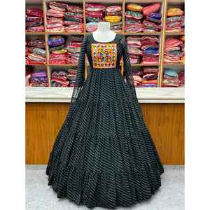 Vestido Anarkali Moderno de Tela Faux Georgette Suave con Estampado Laheriya, de Secado Rápido, Completamente Confeccionado, Listo para Usar en Fiestas - Product Image 1