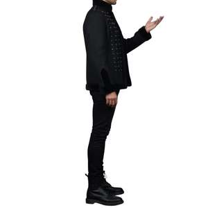 C'est une veste de cérémonie en cuir noir avec garniture en fourrure et boutons argentés, également connue sous le nom de veste hussarde ou dolman. - Product Image 5