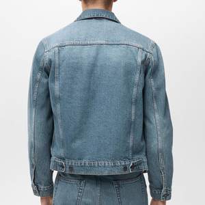 Veste en jean pour homme en gros, veste en jean bleu classique, coupe ajustée décontractée, vêtement d'extérieur pour l'automne et l'hiver - Product Image 2