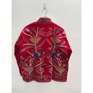 Veste en velours matelassée réversible Gulbagh, rouge cramoisi, style Suzani à points de chaînette, manteau d'automne-hiver, longueur courte, style universitaire et bohème - Product Image 4