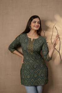 Tops en coton imprimé tendance indiens pour un usage quotidien et au bureau, collections simples de kurtis et de tuniques à prix bas - Product Image 2