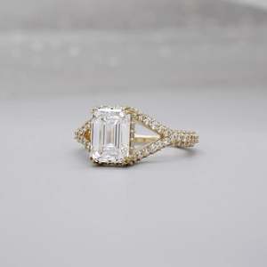 Anillo de compromiso con corte esmeralda de vástago dividido certificado IGI, banda pavé y halo oculto de diamantes - Product Image 2
