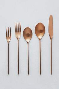 Ensemble de couverts en acier inoxydable martelé doré, design moderne et créatif unique, fourchette et cuillère, pour les célébrations festives - Product Image 4