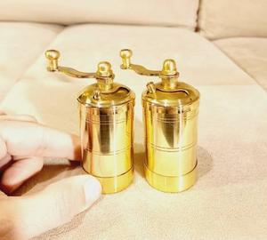 Sel et poivre décoratifs en laiton de style antique pour le dîner à la maison sur le thème royal et la célébration d'une occasion festive - Product Image 4