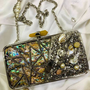 Sacs de sport de luxe fabriqués par des artisans designers, design personnalisé, fonction porte-monnaie, impression sérigraphique, pure élégance, pierres de cristal - Product Image 1