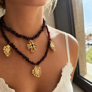 Collier à chaîne classique en or 18 carats imperméable et tendance pour femmes, double couche de perles de grenat, pendentif en acier inoxydable en forme de cœur et de croix - Product Image 5