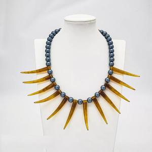 Collar de cuentas de resina con forma de cuerno, joyería llamativa de estilo bohemio hecha a mano con cuentas gruesas para moda de mujer y Ropa Étnica - Product Image 3