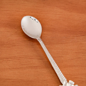 Cuillère à couverts en laiton argenté faite à la main avec design en relief pour cuisine et restaurant Cuillère à dîner personnalisée à vendre - Product Image 5