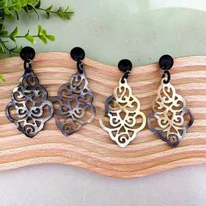 Dernière conception de boucle d'oreille en corne de boeuf de vache Boucle d'oreille en corne de buffle Bijoux naturels élégants Personnaliser la taille Design Bijoux Boucle d'oreille Buffal - Product Image 1