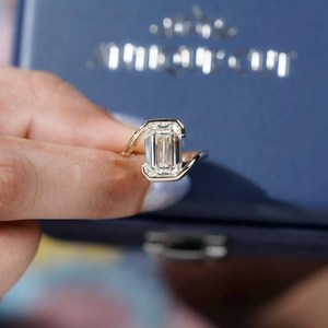 Anillo de Compromiso para Mujer con Diamante Solitario de Corte Esmeralda en Oro Amarillo con Certificado IGI - Product Image 6