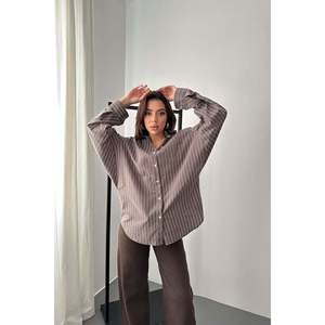 เสื้อเชิ้ตลายทางสีน้ำตาลทรงหลวม - สีน้ำตาล - Product Image 2