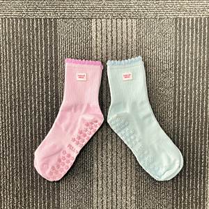 Calcetines de Yoga y Pilates de Algodón con Volantes para Mujer, Diseño de Logotipo con Etiqueta Tejida en Colores Personalizados, Pedidos al por Mayor, Suministro OEM/ODM - Product Image 1