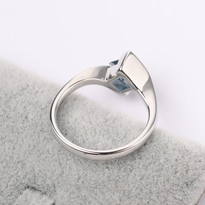 Anillo de Plata de Ley 925 con Diseño de Alas Neogóticas y Topacio Azul de 6mm, Anillo de Promesa Cristiana para Nacidos en Diciembre - Product Image 4