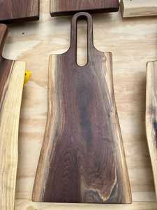 Grande planche à découper personnalisée en bois d'acacia, noyer biologique, bambou, faite à la main, écologique, lavable au lave-vaisselle - Product Image 4