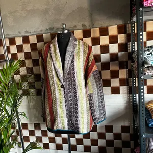 Veste professionnelle polyvalente et élégante Khanta, style universitaire automne, style bohème, matelassée, en cuir PU effet agneau, avec logo personnalisé et traitement de teinture - Product Image 3