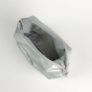 Sac cosmétique à fermeture éclair en nylon argenté de qualité supérieure avec stockage de voyage à la mode avec logo personnalisé pour un usage quotidien - Product Image 4