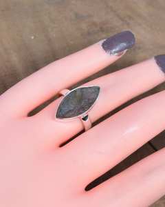 Anillo de Labradorita Rústica en Plata de Ley 925 con Engaste de Garra, Joyería de Piedra Natural, Regalo para Hombre - Product Image 1