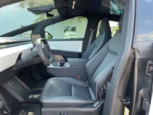 Offre Spéciale : Tesla Cybertruck Crew Cab AWD d'occasion 2024 - Prêt à être expédié - Product Image 3